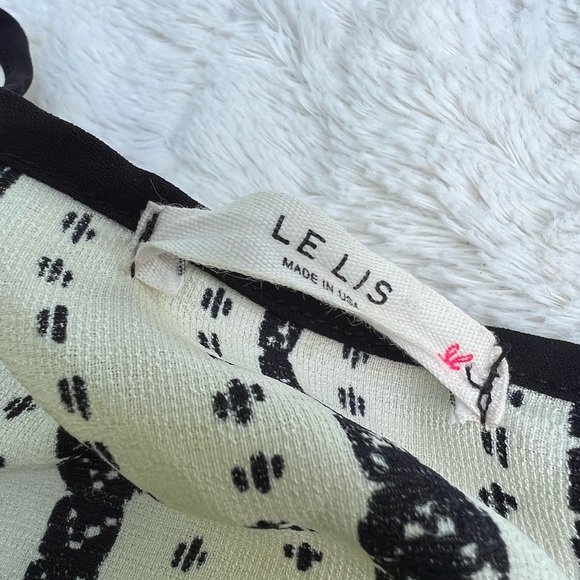 White blouse size med - Picture 2 of 2